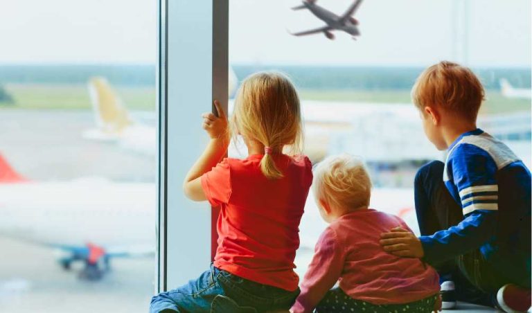 טיסה עם ילדים